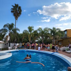 eine Gruppe von Personen im Pool eines Resorts in der Unterkunft Hotel Gran Habana in Termas de Río Hondo