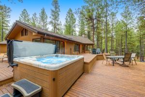 una grande vasca idromassaggio su un ponte accanto a una casa di Tree-lined Paradise a Black Butte Ranch