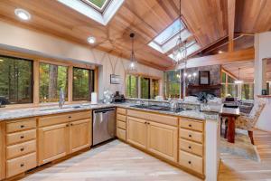 Cucina o angolo cottura di Tree-lined Paradise