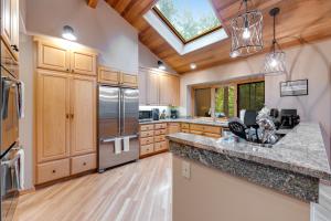 Cucina o angolo cottura di Tree-lined Paradise
