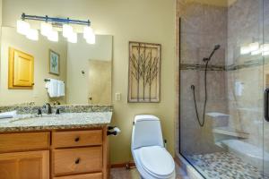 un bagno con doccia, WC e lavandino di Tree-lined Paradise a Black Butte Ranch Altre 27 foto