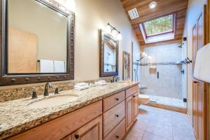 un bagno con lavandino, water e specchio di Tree-lined Paradise a Black Butte Ranch