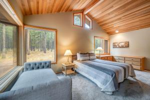 una camera da letto con due letti e una finestra di Tree-lined Paradise a Black Butte Ranch