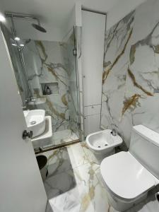 een badkamer met een toilet en een wastafel bij Apartamento recién renovado en Punta Carretas in Montevideo