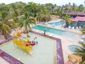 una vista aérea de una piscina en un complejo en Hotel Camino Verde, en Tolú