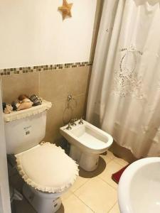 La salle de bains est pourvue de toilettes et d'un lavabo. dans l'établissement Hermoso depto, a pasos de todo., à Corrientes