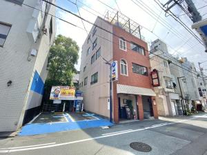 una calle vacía con un edificio en la esquina en Reynaville 4F / Vacation STAY 2134, en Tokushima