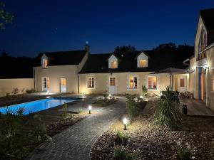 Fotografia z galérie ubytovania Luxe et sérénité : jacuzzi, sauna, piscine chauffée, home-cinéma et plus près du Mans - FR-1-410-396 v destinácii Yvré-lʼÉvêque