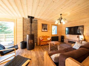 ein Wohnzimmer mit Couch und Kamin in der Unterkunft Chalet familial confortable avec spa, proche Gérardmer et station de ski, idéal été et hiver. - FR-1-589-469 in Ban-sur-Meurthe-Clefcy
