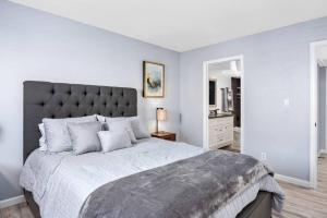 a bedroom with a large bed with a gray headboard at Cozy 1bd in of Old Town Heated HotTub in Scottsdale