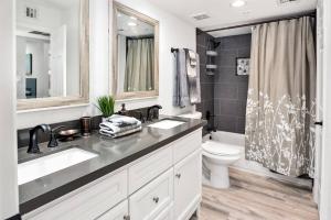 Bilik mandi di Cozy 1bd in of Old Town Heated HotTub +29 gambar