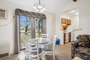 Kuchyň nebo kuchyňský kout v ubytování Cedarbrook Queen Suite 203