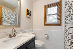 Un baño de 3 Bed 2 Bath Home w 2 Car Garage & Fitness Room 34 fotos más