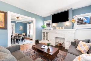 Μια τηλεόραση ή/και κέντρο ψυχαγωγίας στο 3 Bed 2 Bath by College Hill w Fitness Room