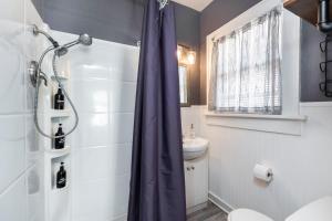 Ένα μπάνιο στο 3 Bed 2 Bath by College Hill w Fitness Room +17 φωτογραφίες