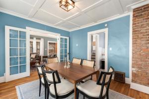 comedor con mesa de madera y sillas en 3 Bed 2 Bath by College Hill w Fitness Room en Wichita