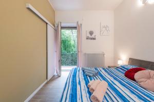 sypialnia z łóżkiem z ręcznikami w obiekcie Lucky Flat, un momento di relax. w Mediolanie