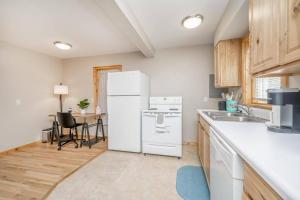 una cucina con frigorifero bianco e tavolo di Cozy 1 Bed 1 Bath Home with Garage and Fenced Yard a Wichita
