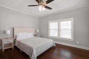 una camera bianca con letto e ventilatore a soffitto di 2 Bed 1 Bath Property in College Hill with Garage a Wichita