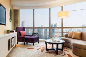 uma sala de estar com um sofá e uma mesa em Guangzhou Marriott Hotel Tianhe em Guangzhou