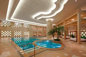 uma grande piscina no átrio do hotel em Guangzhou Marriott Hotel Tianhe em Guangzhou