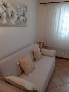 Postel nebo postele na pokoji v ubytování Apartment Tisno 17716b