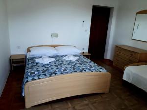 Postel nebo postele na pokoji v ubytování Apartment Tisno 17716b