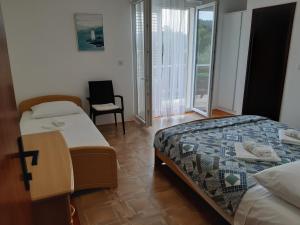 Postel nebo postele na pokoji v ubytování Apartment Tisno 17716b