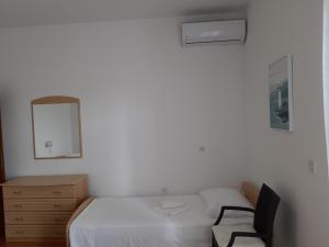 Postel nebo postele na pokoji v ubytování Apartment Tisno 17716b
