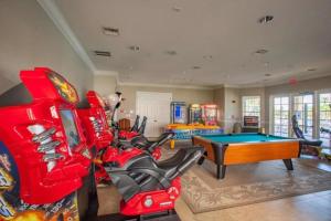 ein Wohnzimmer mit einem Billardtisch und Arcade-Spielen in der Unterkunft TVPM-4001#107BD VC apts in Orlando