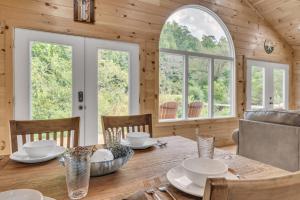 Χώρος καθιστικού στο Enchanted Bungalow, Pickleball Court, Creek, WIFI, Mountain Views, Starting at 69 +39 φωτογραφίες