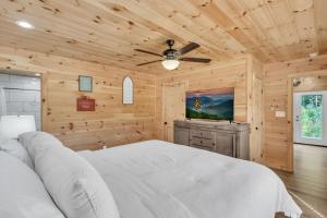 Ένα ή περισσότερα κρεβάτια σε δωμάτιο στο Enchanted Bungalow, Pickleball Court, Creek, WIFI, Mountain Views, Starting at 69