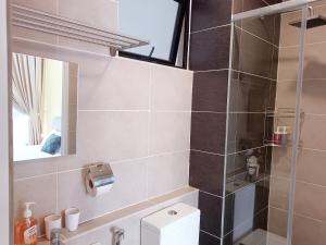 ein Bad mit einem WC und einer Glasdusche in der Unterkunft D'Pristine締金城-新山樂高樂園旁-清新主題房 in Nusajaya