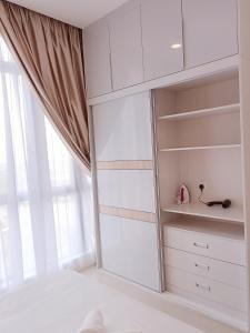 - une chambre avec des placards blancs et une fenêtre dans l'établissement D'Pristine締金城-新山樂高樂園旁-清新主題房, à Nusajaya