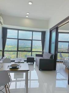 - un salon avec un canapé et une table dans l'établissement High Rise Horizon City View Apt 4K Netflix, à Johor Bahru