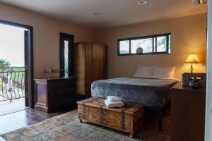 een slaapkamer met een bed, een tafel en een raam bij Stunning Home & Spectacular View in La Mesa