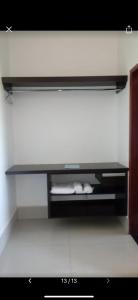 una estantería negra en la esquina de una habitación en Hotel Cruzeiro de São José, en São Francisco de Goiás