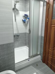 um chuveiro com uma porta de vidro na casa de banho em Özçelik apartmanı em Alanya