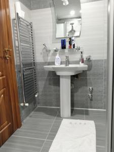 uma casa de banho com um lavatório e um chuveiro em Özçelik apartmanı em Alanya