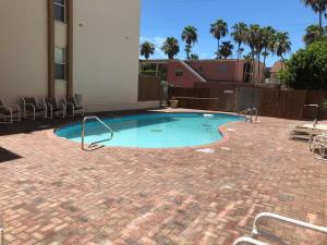 einen kleinen Pool in einer Backsteinterrasse in der Unterkunft 2 Bed 2 Bath 1st Fl Condo By Beach w Washer Dryer in South Padre Island