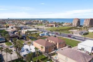 una vista aérea de una ciudad con edificios y el océano en Luxury 3 Bed 2 Bath 1st Floor Condo Near Beach, en South Padre Island