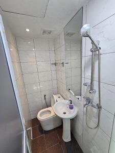 米里的住宿－TT99 COZY STAY，浴室配有卫生间、盥洗盆和淋浴。