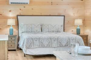 Giường trong phòng chung tại Honeybee Cottage , Pickleball Court, Creek, WIFI, Mountain Views, Starting at 69