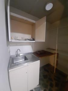 a small kitchen with a sink and a counter at CERCA AL AEROPUERTO CONTRALORIA AL LADO HOTEL TORREON No ES DOS QUEBRADAS MEDIA CUADRA ESTACION UCUMARI 30 AGOSTO in Pereira