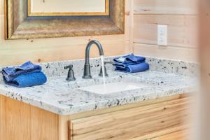 Ảnh trong thư viện ảnh của Honeybee Cottage , Pickleball Court, Creek, WIFI, Mountain Views, Starting at 69 ở Cosby +31 ảnh