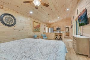 TV/trung tâm giải trí tại Honeybee Cottage , Pickleball Court, Creek, WIFI, Mountain Views, Starting at 69