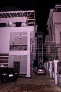 dois carros estacionados em frente a um edifício à noite em Maydec+ Apartment em Jidu