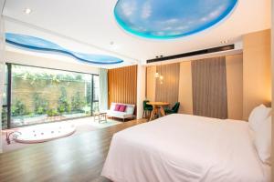 Postel nebo postele na pokoji v ubytování Resort Style Studio Room At Pool Suite Chiang Mai