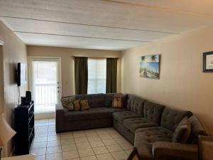 Posezení v ubytování 1st Floor 2 Bd 2 Ba Condo w Beach View& Pool