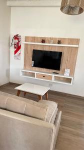 ein Wohnzimmer mit einem Sofa und einem Flachbild-TV in der Unterkunft Buenas Vibras in Uribelarrea